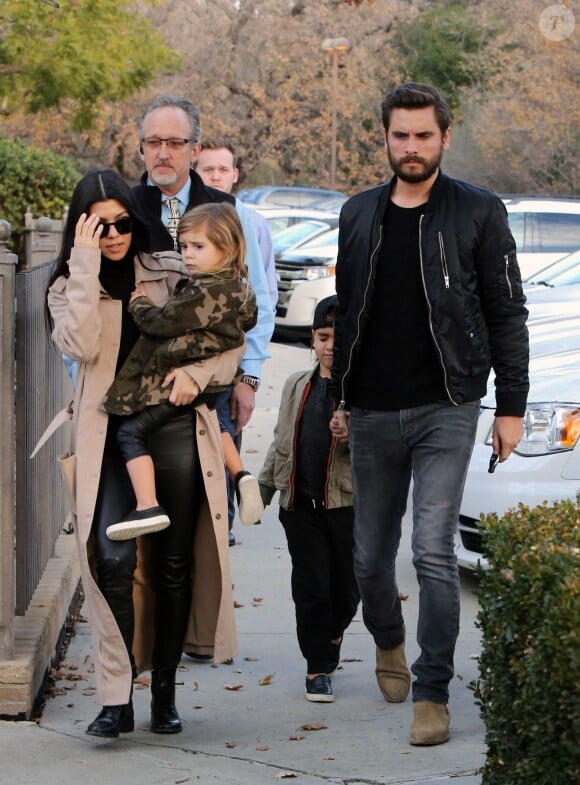 Kourtney Kardashian et Scott Disick vont voir un film avec leurs enfants Mason et Penelope à Westlake, le 3 janvier 2016. Penelope porte un sac à main Saint Laurent fait sur mesure!