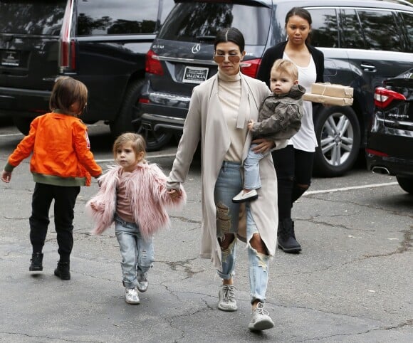 Kourtney Kardashian emmène ses enfants Mason, Penelope et Reign à une fête d'anniversaire à Westlake Village, le 9 janvier 2016.