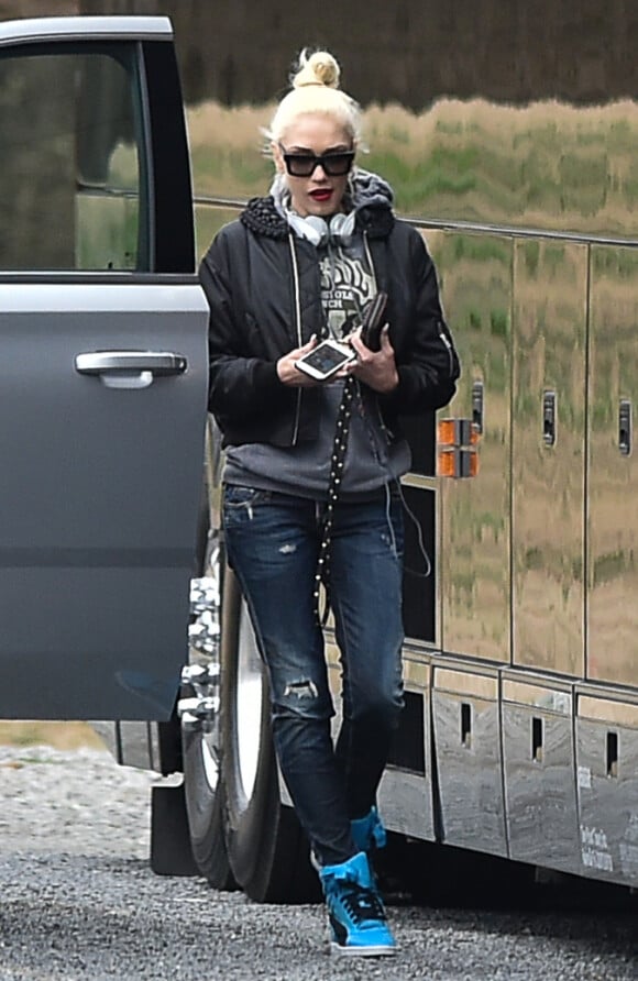 Exclusif - Gwen Stefani sort du tour bus de son compagnon Blake Shelton, que le couple utilise alors qu'ils sont à Nashville pour le mariage d'une amie de Blake, pour aller acheter à manger, le 9 janvier 2016.  unch.