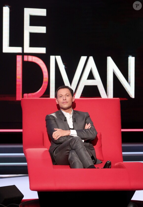 Exclusif - Marc-Olivier Fogiel a pris la place de ses invités dans le fameux fauteuil rouge de son émission Le Divan, à Paris le 13 mars 2015.