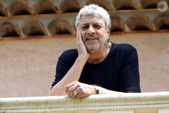 Exclusif - Enrico Macias pose à l'hôtel Mas Bellevue de Saint-Tropez, le 28 juillet 2014.