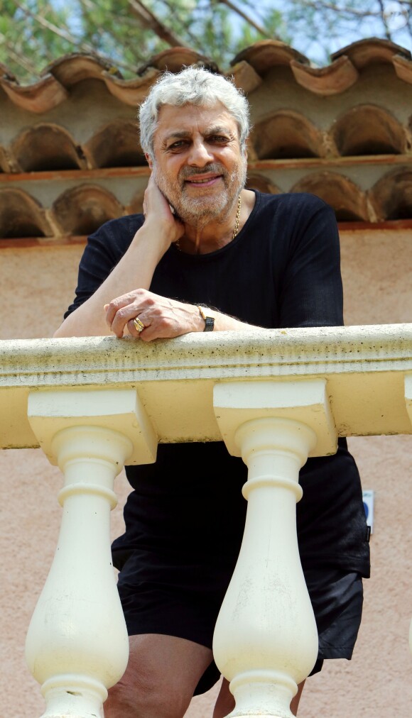 Exclusif - Enrico Macias pose à l'hôtel Mas Bellevue de Saint-Tropez, le 28 juillet 2014.