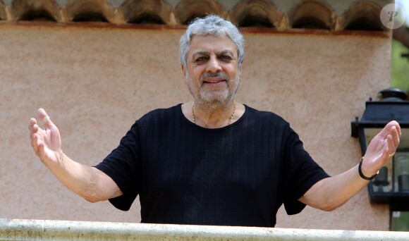 Exclusif - Enrico Macias pose à l'hôtel Mas Bellevue de Saint-Tropez, le 28 juillet 2014.