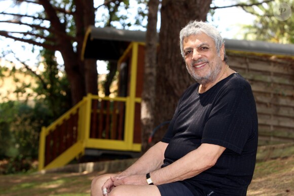 Exclusif - Enrico Macias pose à l'hôtel Mas Bellevue de Saint-Tropez, le 28 juillet 2014.