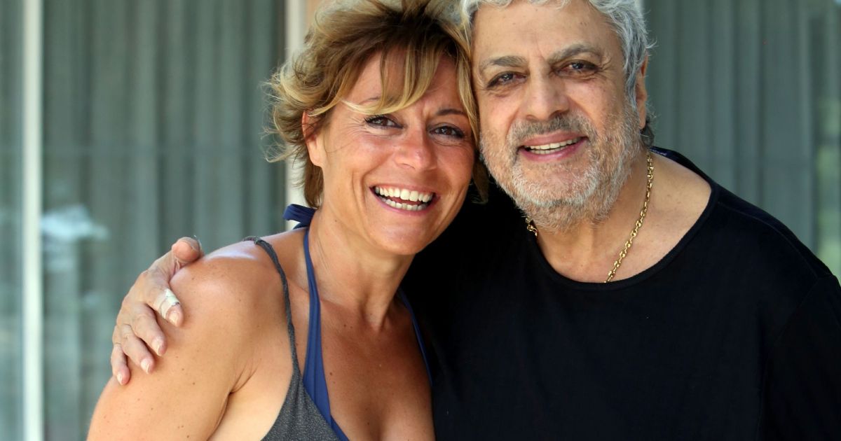 Exclusif - Enrico Macias et son amie Jasmine Roy posent à l'hôtel Mas - Suzy Enrico Macias Et Sa Nouvelle Compagne