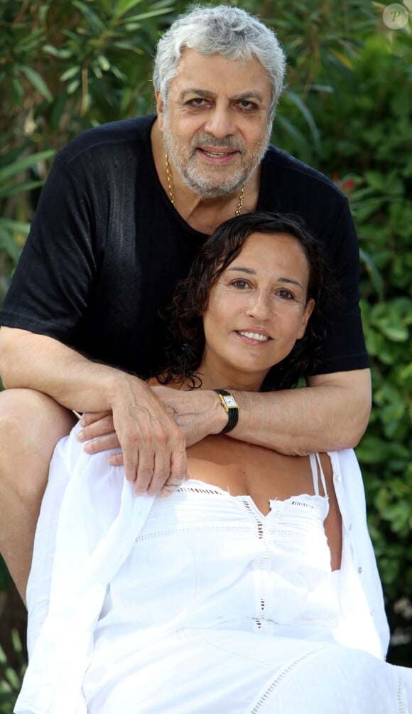 Exclusif - Enrico Macias et sa fille Jocya posent à l'hôtel Mas Bellevue de Saint-Tropez, le 28 juillet 2014.