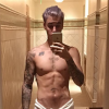 Justin Bieber sort de la salle de sport, topless, une serviette autour de la taille, le 16 janvier 2016.