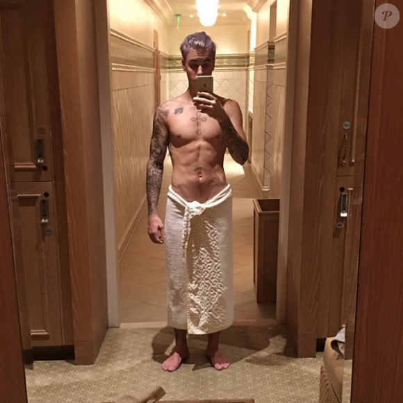 Justin Bieber sort de la salle de sport, topless, une serviette autour de la taille, le 16 janvier 2016.