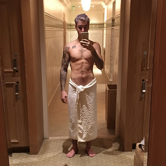 Justin Bieber sort de la salle de sport, topless, une serviette autour de la taille, le 16 janvier 2016.