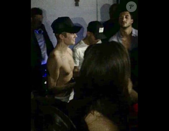 Exclusif - Justin Bieber pose torse nu lors de la soirée du réveillon du Nouvel an à Saint-Barthélemy le 31 décembre 2015. Le chanteur était hébergé par Leonardo DiCaprio.  Exclusive - For Germany call for price - A shirtless Justin Bieber rings in 2016 at a star studded bash hosted by Leonardo DiCaprio in the Caribbean island of St. Barts. The Baby singer performed a few of his top hits ahead of the new year and was swarmed by girls who were seen hugging and kissing him. Other A-list stars included Robin Thicke, Kevin Connolly, and Lukas Haas. December 31, 201531/12/2015 - Saint-Barthélemy