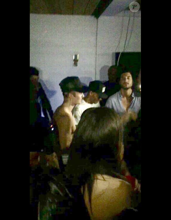 Exclusif - Justin Bieber pose torse nu lors de la soirée du réveillon du Nouvel an à Saint-Barthélemy le 31 décembre 2015.