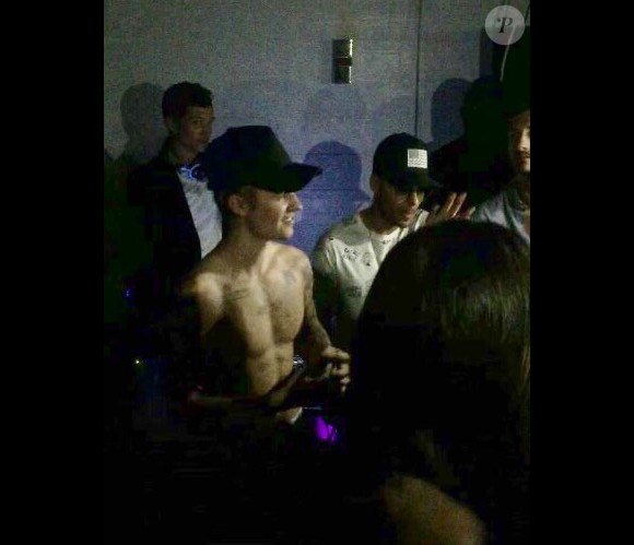 Exclusif - Justin Bieber pose torse nu lors de la soirée du réveillon du Nouvel an à Saint-Barthélemy le 31 décembre 2015.