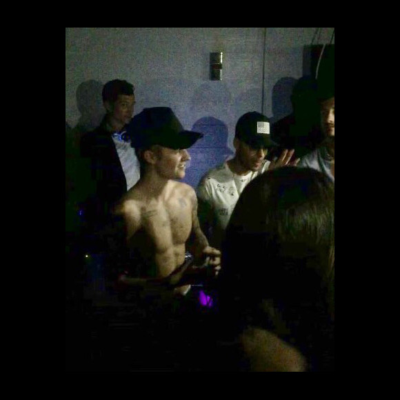 Exclusif - Justin Bieber pose torse nu lors de la soirée du réveillon du Nouvel an à Saint-Barthélemy le 31 décembre 2015.