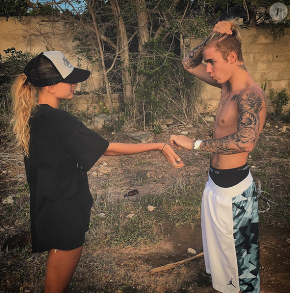 Justin Bieber, très proche de Hailey Baldwin, lors de leurs vacances à St-Barthélémy, en décembre 2015.