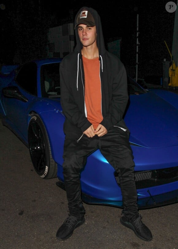 Exclusif- Le chanteur Justin Bieber s'est fait tatouer des ailes sur sa nuque à Los Angeles le 11 décembre 2015.