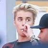 Justin Bieber fume une cigarette lors des American Music Awards à Los Angeles, le 22 novembre 2015