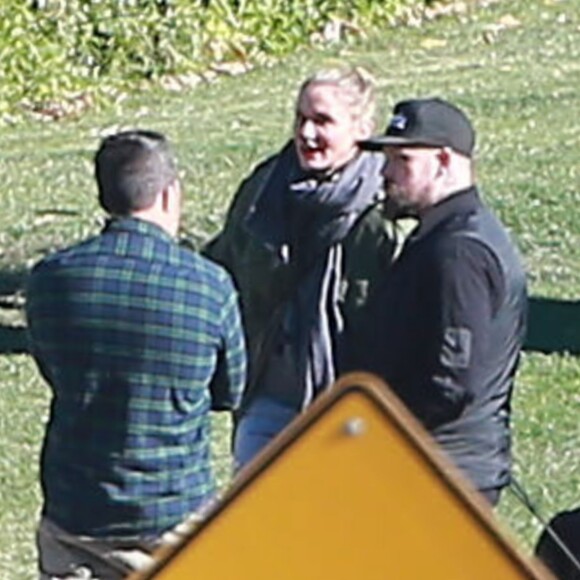 Exclusif - Cameron Diaz et son mari Benji Madden discutent avec des amis à Fillmore, le 16 décembre 2015