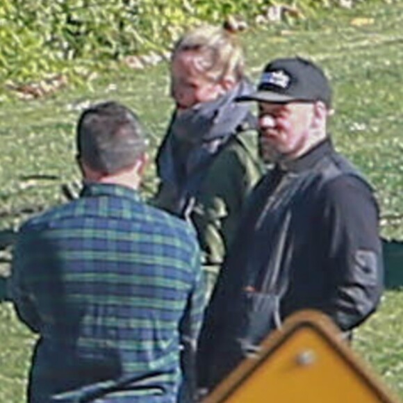 Exclusif - Cameron Diaz et son mari Benji Madden discutent avec des amis à Fillmore, le 16 décembre 2015