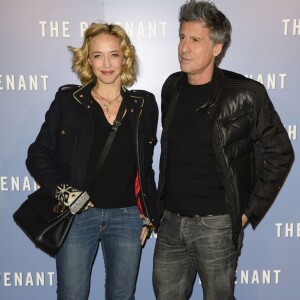 Hélène de Fougerolles et son compagnon Marc Simoncini posent à l'avant-première du film "The Revenant" au Grand Rex à Paris, le 18 janvier 2016.
