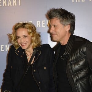 Hélène de Fougerolles et son compagnon Marc Simoncini arrivent à l'avant-première du film "The Revenant" au Grand Rex à Paris, le 18 janvier 2016.