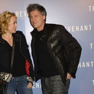 Hélène de Fougerolles et son compagnon Marc Simoncini complices à l'avant-première du film "The Revenant" au Grand Rex à Paris, le 18 janvier 2016.