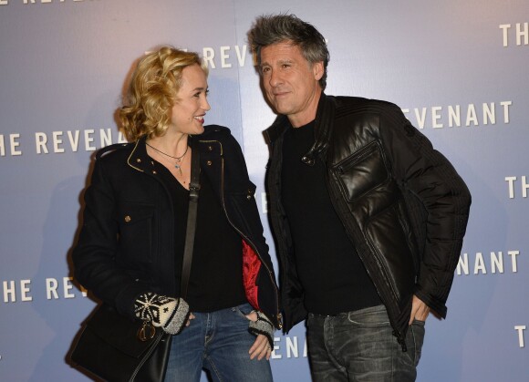 Hélène de Fougerolles et son compagnon Marc Simoncini complices à l'avant-première du film "The Revenant" au Grand Rex à Paris, le 18 janvier 2016.