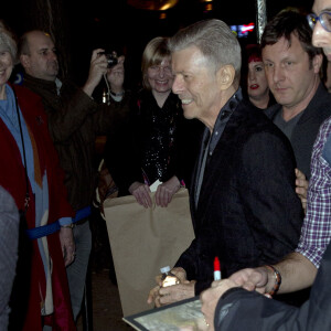 David Bowie et sa femme Iman arrivent au théâtre Workshop pour assister à la première de la comédie musicale "Lazarus" à New York, le 7 décembre 2015. C'est la dernière apparition publique du chanteur avant sa mort le 10 janvier 2016.