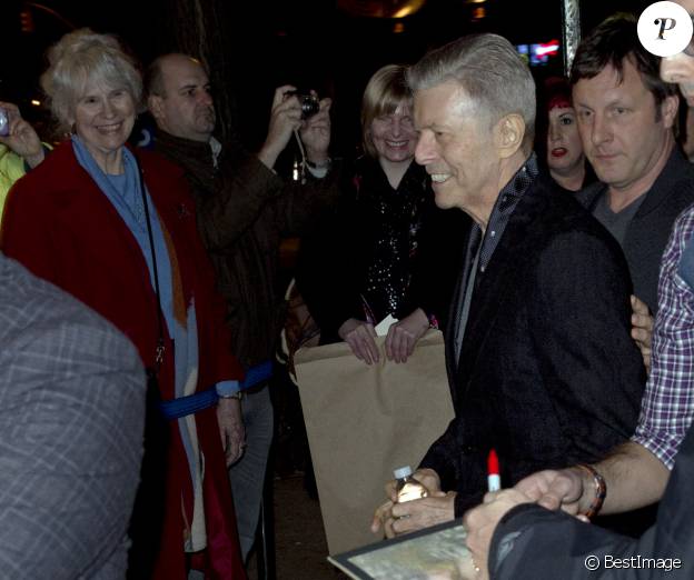 David Bowie et sa femme Iman arrivent au théâtre Workshop pour assister à la première de la comédie musicale "Lazarus" à New York, le 7 décembre 2015. C'est la dernière apparition publique du chanteur avant sa mort le 10 janvier 2016.