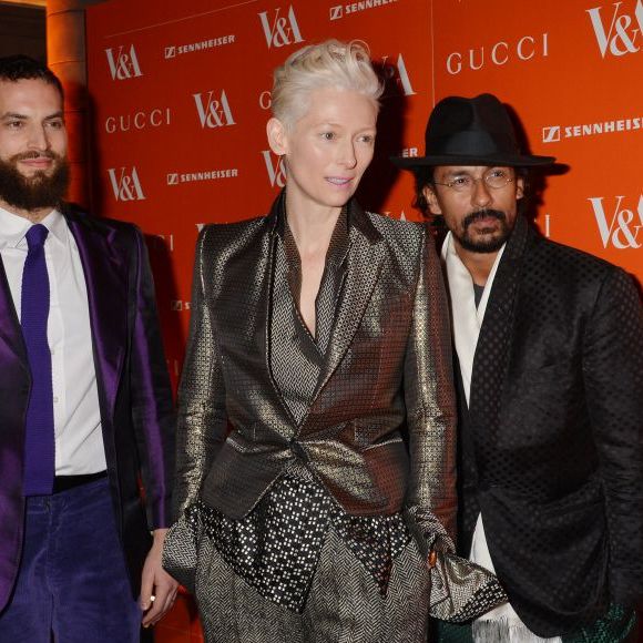 Tilda Swinton, son compagnon Sandro Kopp et le créateur de mode Haider Ackermann - avant-première VIP de la rétrospective "David Bowie Is" au Victoria and Albert Museum - à Londres le 20 mars 2013.