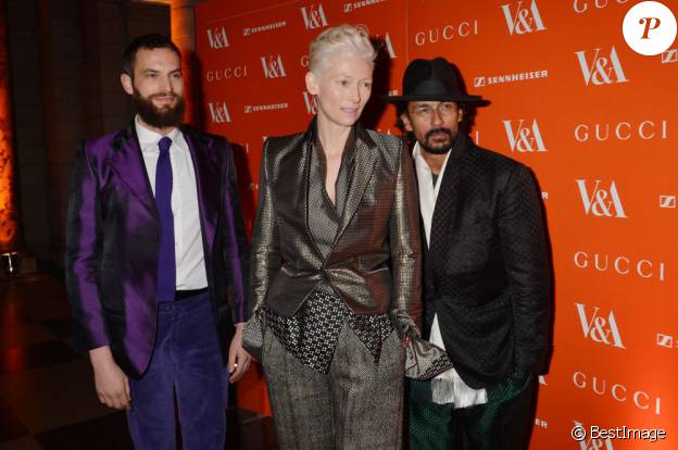 Tilda Swinton, son compagnon Sandro Kopp et le créateur de mode Haider Ackermann - avant-première VIP de la rétrospective "David Bowie Is" au Victoria and Albert Museum - à Londres le 20 mars 2013.