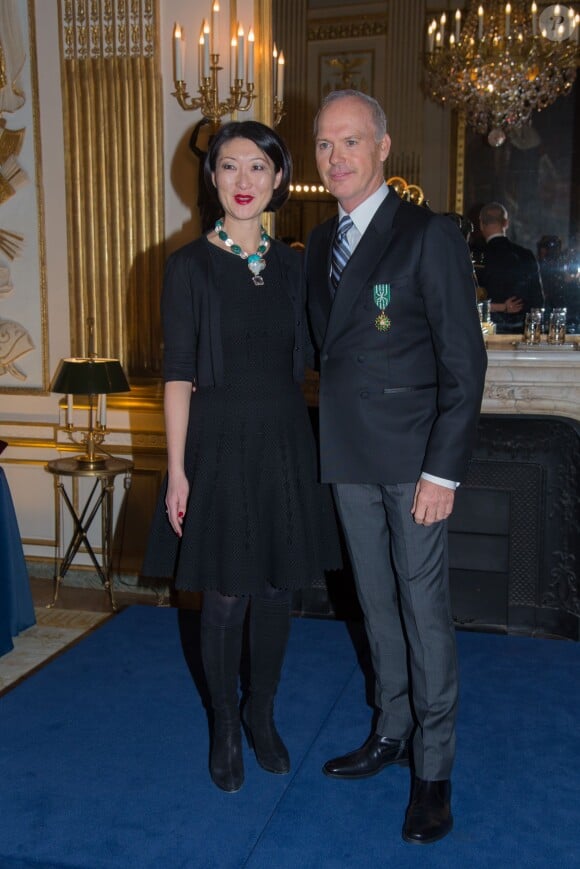 Michael Keaton, Fleur Pellerin - Cérémonie de remise des insignes d'Officier de l'Ordre des Arts et des Lettres à Michael Keaton au ministère de la Culture à Paris, le 18 janvier 2016.