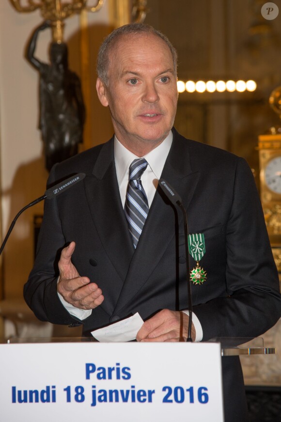 Michael Keaton lors de la cérémonie de remise des insignes d'Officier de l'Ordre des Arts et des Lettres au ministère de la Culture à Paris, le 18 janvier 2016.