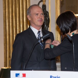 Michael Keaton, Fleur Pellerin - Cérémonie de remise des insignes d'Officier de l'Ordre des Arts et des Lettres à Michael Keaton au ministère de la Culture à Paris, le 18 janvier 2016.