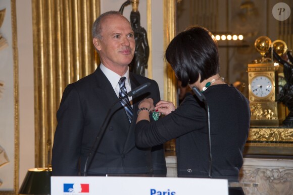 Michael Keaton, Fleur Pellerin - Cérémonie de remise des insignes d'Officier de l'Ordre des Arts et des Lettres à Michael Keaton au ministère de la Culture à Paris, le 18 janvier 2016.