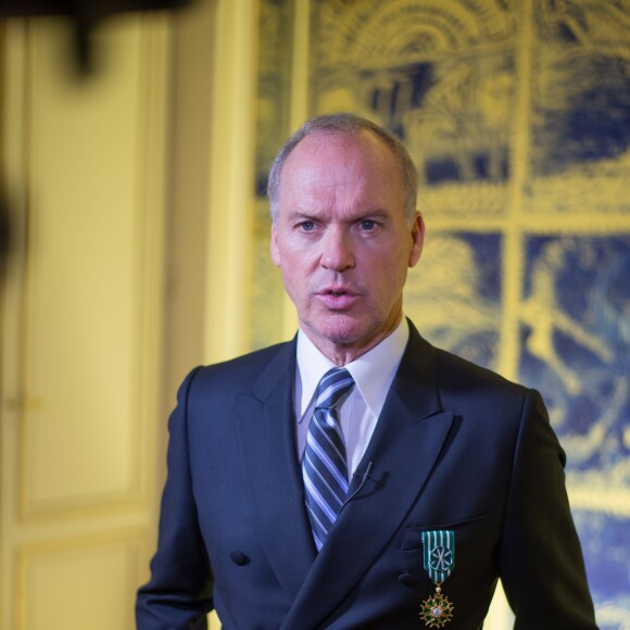Michael Keaton - Cérémonie de remise des insignes d'Officier de l'Ordre des Arts et des Lettres à Michael Keaton au ministère de la Culture à Paris, le 18 janvier 2016.