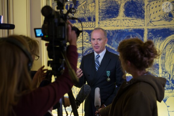 Michael Keaton - Cérémonie de remise des insignes d'Officier de l'Ordre des Arts et des Lettres à Michael Keaton au ministère de la Culture à Paris, le 18 janvier 2016.
