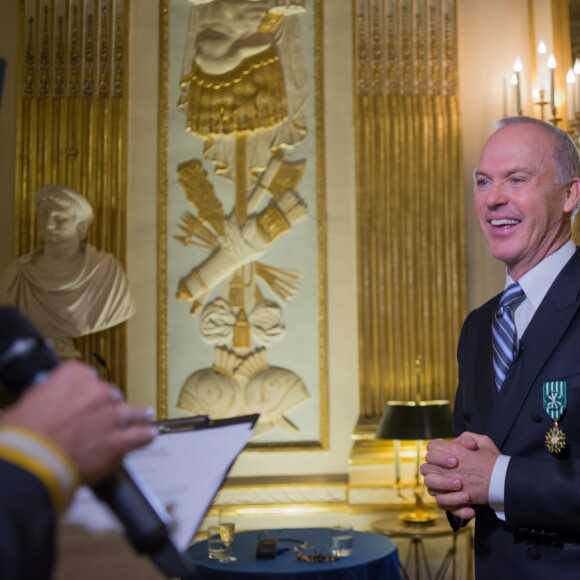 Michael Keaton - Cérémonie de remise des insignes d'Officier de l'Ordre des Arts et des Lettres à Michael Keaton au ministère de la Culture à Paris, le 18 janvier 2016.