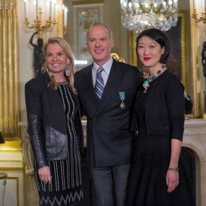 Michael Keaton entre Jane D. Hartley (ambassadrice des Etats-Unis en France) et Fleur Pellerin - Cérémonie de remise des insignes d'Officier de l'Ordre des Arts et des Lettres à Michael Keaton au ministère de la Culture à Paris, le 18 janvier 2016.