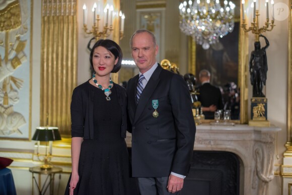 Michael Keaton, Fleur Pellerin - Cérémonie de remise des insignes d'Officier de l'Ordre des Arts et des Lettres à Michael Keaton au ministère de la Culture à Paris, le 18 janvier 2016.