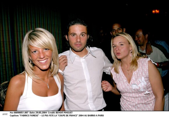 Fabrice Fiorèse, avec son épouse Aurélie et une amie, célèbre la victoire du PSG en coupe de France au Barrio à Paris le 29 mai 2004