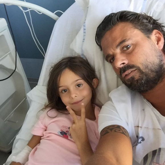Fabrice Fiorèse avec l'une de ses filles à l'hôpital- Photo publiée le 30 août 2015