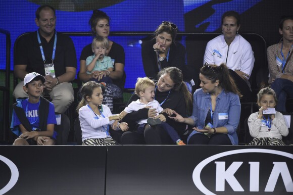 Mirka Federer avec les jumelles Charlene Riva et Myla Rose et les jumeaux Leo et Lenny lors du Kid's Day en marge de l'Open d'Australie à Melbourne, le 26 janvier 2016