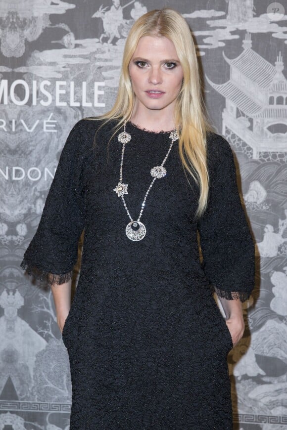 Lara Stone - Photocall lors du vernissage de l'exposition Chanel "Mademoiselle Privé" à la Galerie Saatchi à Londres, le 12 octobre 2015.