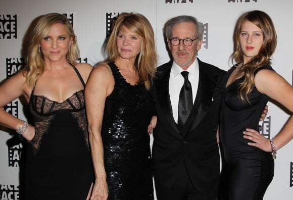 Jessica Capshaw, sa mère Kate Capshaw, son beau-père Steven Spielberg et sa demi-seour Sasha Spielberg à Beverly Hills, Los Angeles, le 16 février 2016.