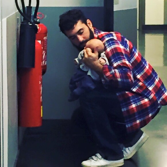 Bixente, le fils de Natasga St-Pier, avec son père Grégory - Photo publiée le 4 décembre 2015