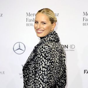 Karolina Kurkova assistent au défilé Guido Maria Kretschmer Berlin à la Fashion Week de Berlin, le 20 janvier 2016.