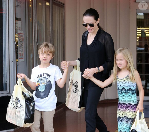 Angelina Jolie est allée faire du shopping avec ses enfants Knox et Vivienne dans une libraire à Studio City, le 19 juillet 2015