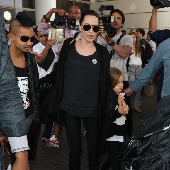 Brad Pitt et Angelina Jolie arrivent avec leurs enfants Maddox, Pax, Zahara, Shiloh, Vivienne et Knox à l'aéroport de LAX à Los Angeles, le 5 juillet 2015