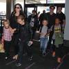 Brad Pitt, sa femme Angelina Jolie et leurs enfants Maddox, Pax, Zahara, Shiloh, Vivienne et Knox prennent l'avion à l'aéroport de Los Angeles, le 6 juin 2015.