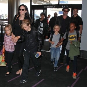 Brad Pitt, sa femme Angelina Jolie et leurs enfants Maddox, Pax, Zahara, Shiloh, Vivienne et Knox prennent l'avion à l'aéroport de Los Angeles, le 6 juin 2015.